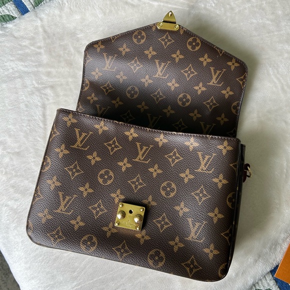 Louis Vuitton Pochette Metis Monogram Satchel Bag - Picture 13 of 16